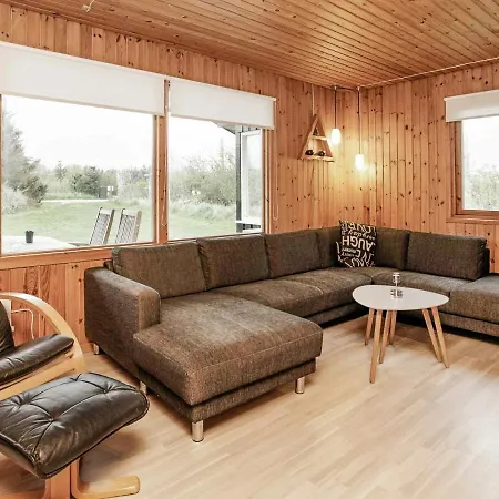 Three-bedroom Holiday In 15