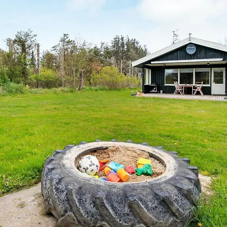 Three-bedroom Holiday In 15