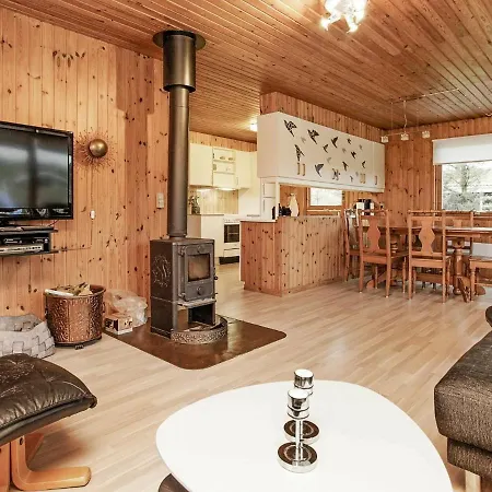 Three-bedroom Holiday In 15 Blokhus