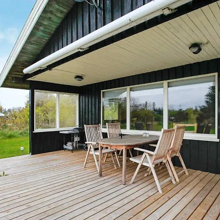 Three-bedroom Holiday In 15 *