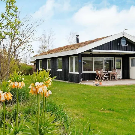 Three-bedroom Holiday In 15 *
